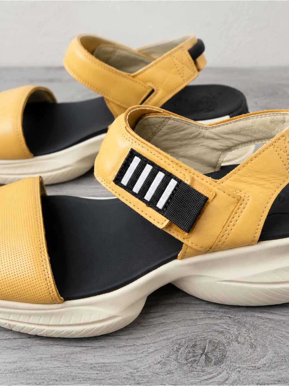 Sorel Splorer Blitz  Strider  Size 10 Yellow Leather Adjustable Strap Sandals